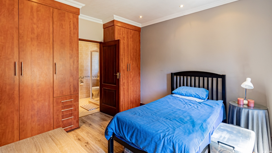 5 Bedroom Property for Sale in The Wilds Gauteng