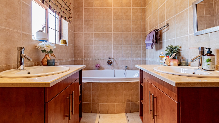 5 Bedroom Property for Sale in The Wilds Gauteng