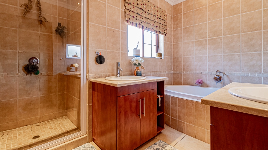 5 Bedroom Property for Sale in The Wilds Gauteng