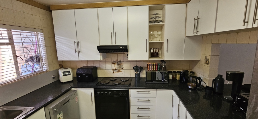 2 Bedroom Property for Sale in Three Rivers Proper Gauteng