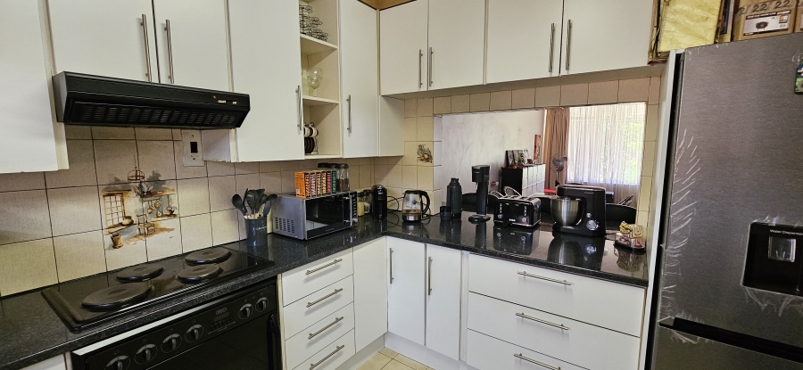 2 Bedroom Property for Sale in Three Rivers Proper Gauteng