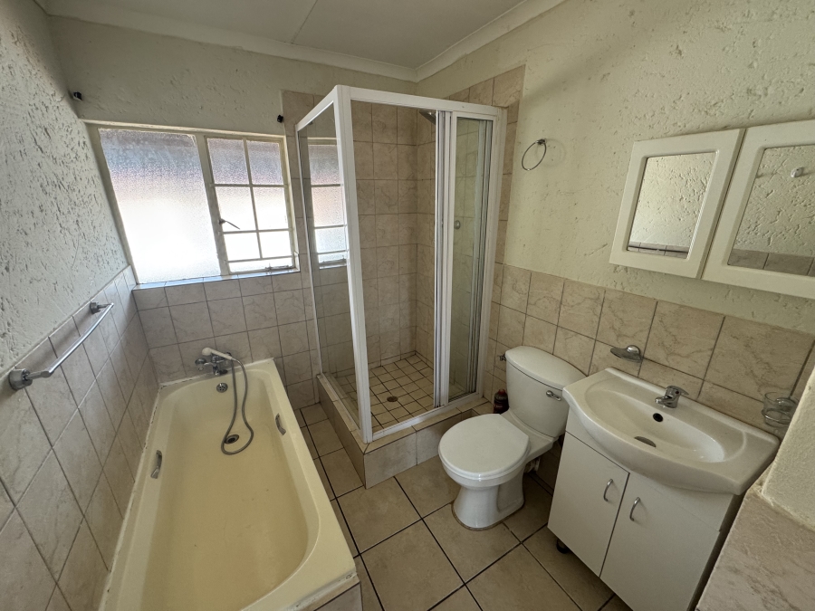 To Let 2 Bedroom Property for Rent in Kenleaf Gauteng