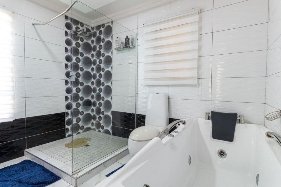 6 Bedroom Property for Sale in Blue Valley Golf Estate Gauteng