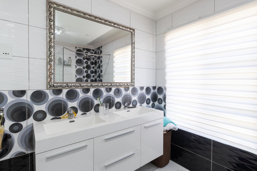 6 Bedroom Property for Sale in Blue Valley Golf Estate Gauteng