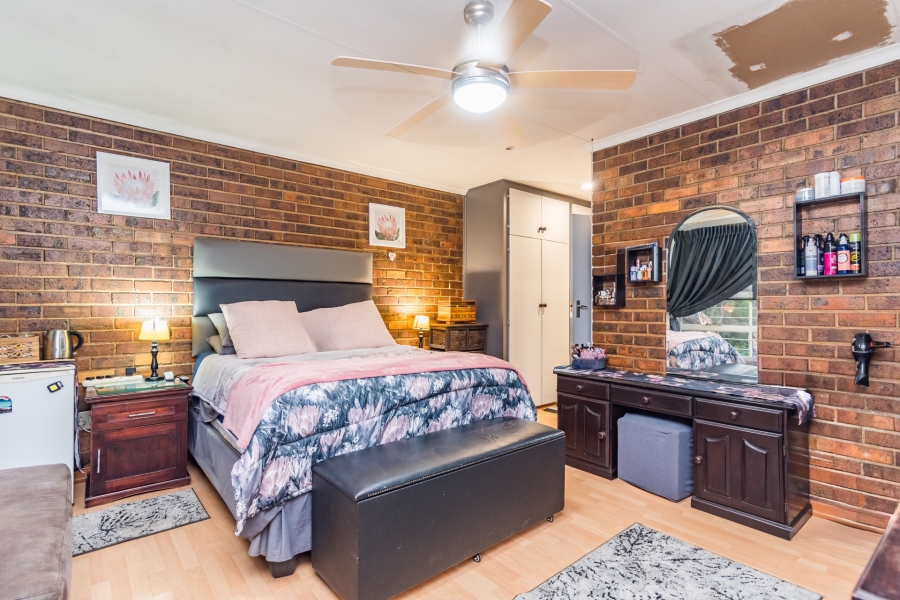 6 Bedroom Property for Sale in Florida Hills Gauteng