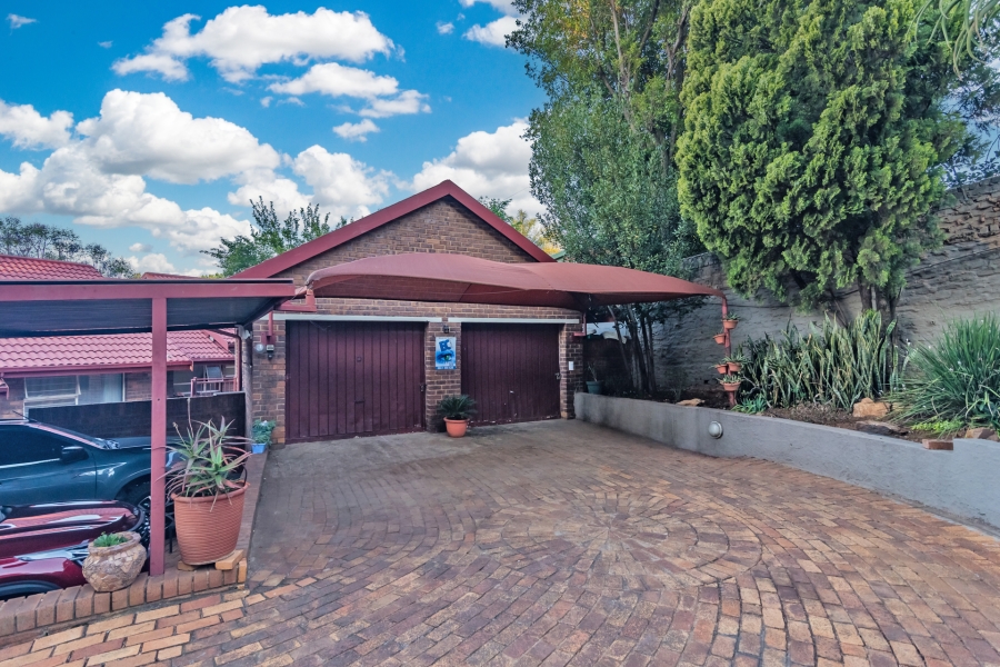 6 Bedroom Property for Sale in Florida Hills Gauteng