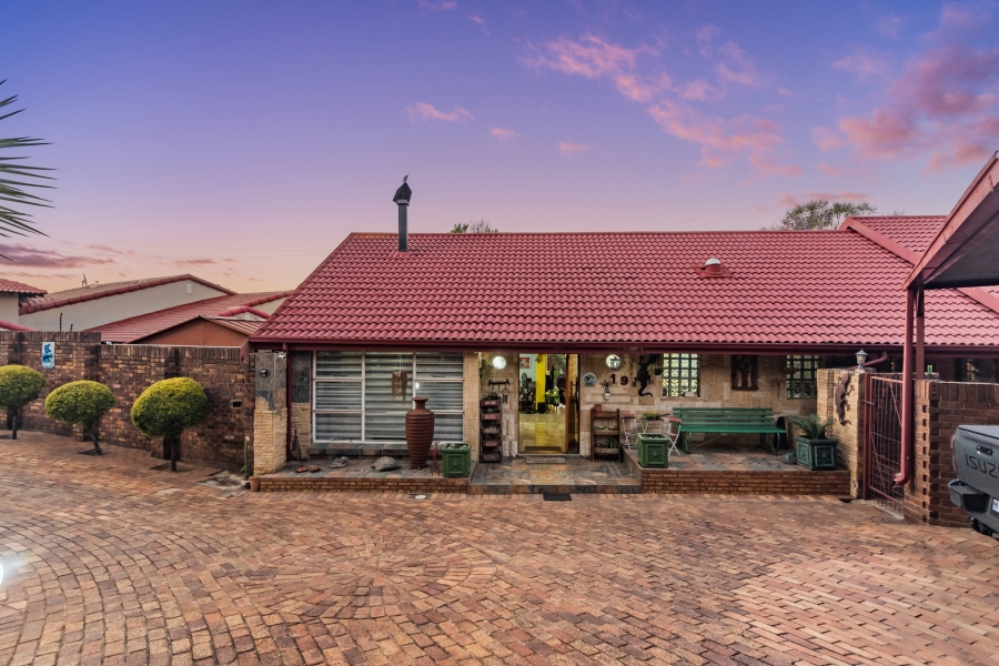 6 Bedroom Property for Sale in Florida Hills Gauteng