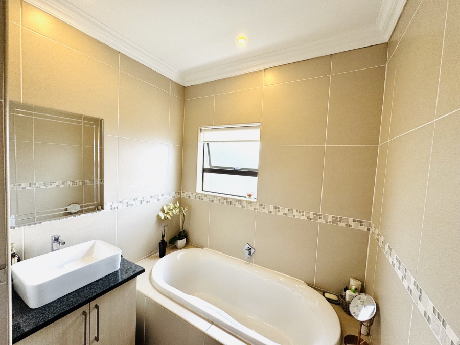 3 Bedroom Property for Sale in Thatchfield Hills Gauteng