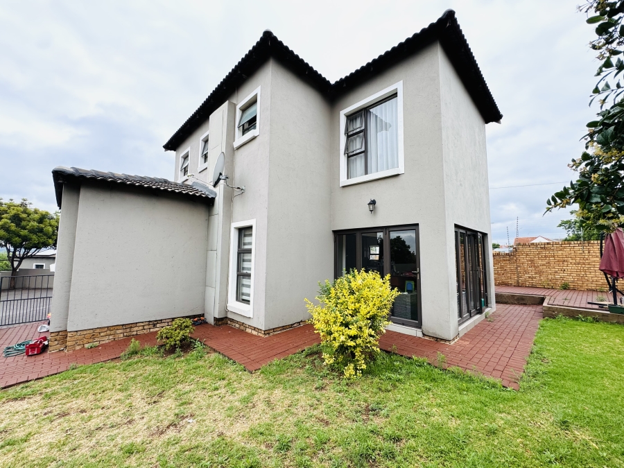 3 Bedroom Property for Sale in Thatchfield Hills Gauteng
