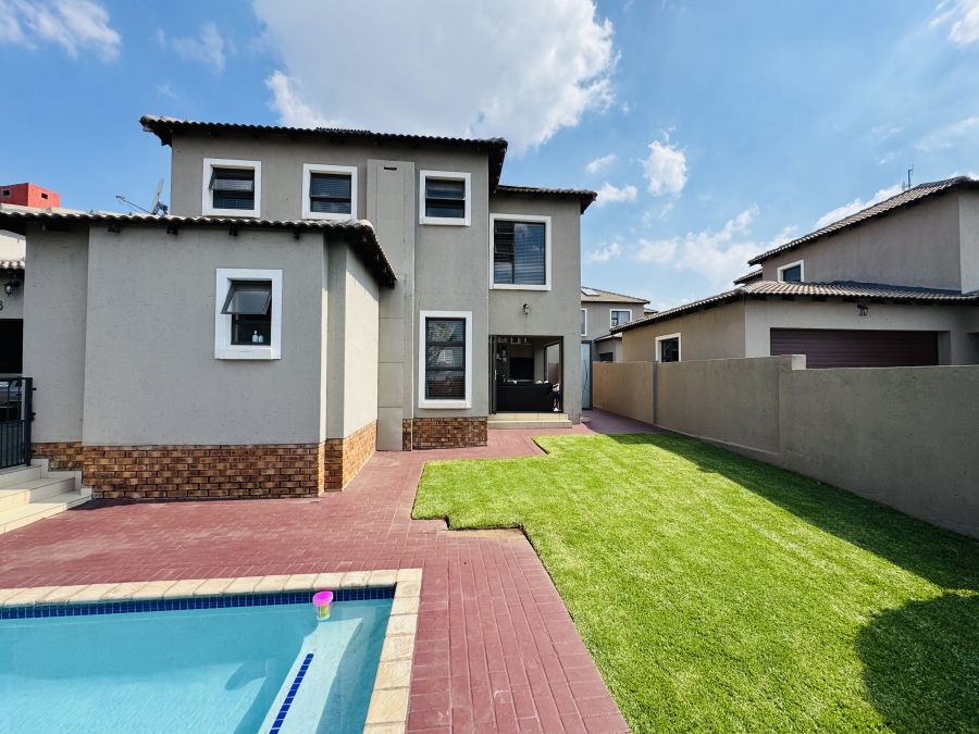 3 Bedroom Property for Sale in Thatchfield Hills Gauteng