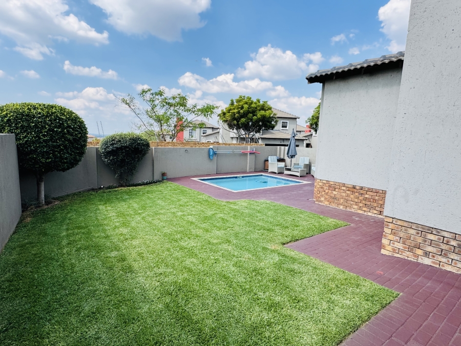 3 Bedroom Property for Sale in Thatchfield Hills Gauteng