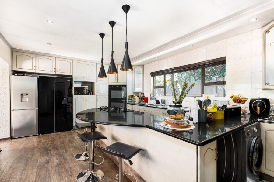 5 Bedroom Property for Sale in Lonehill Gauteng