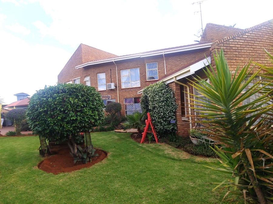 5 Bedroom Property for Sale in Dersley Gauteng