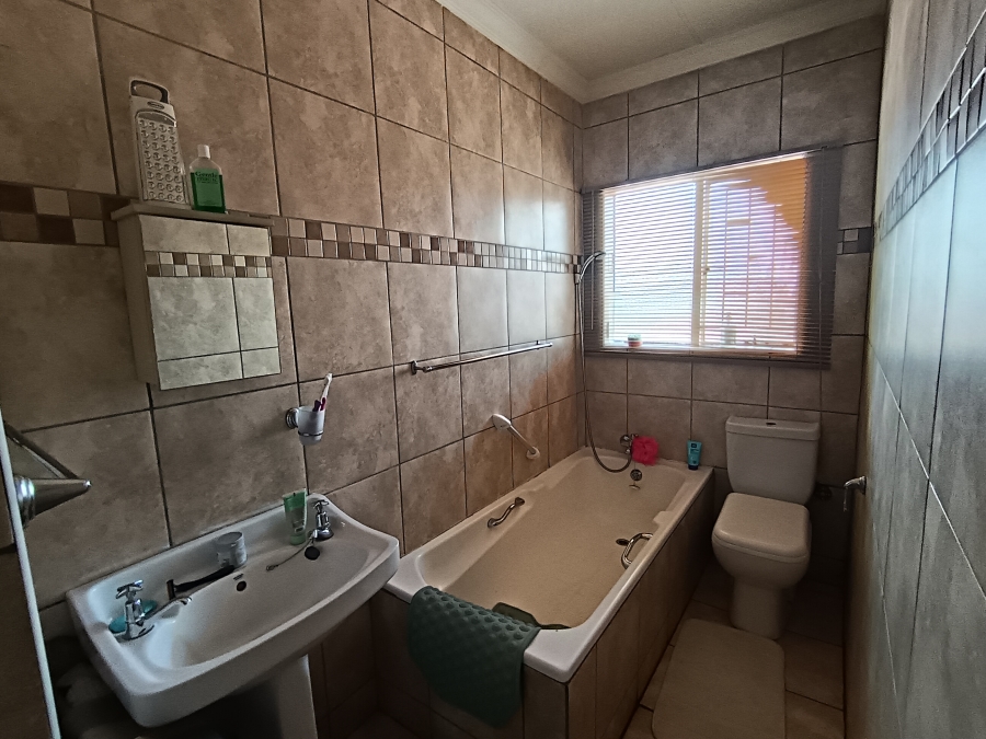 3 Bedroom Property for Sale in Brackenhurst Gauteng