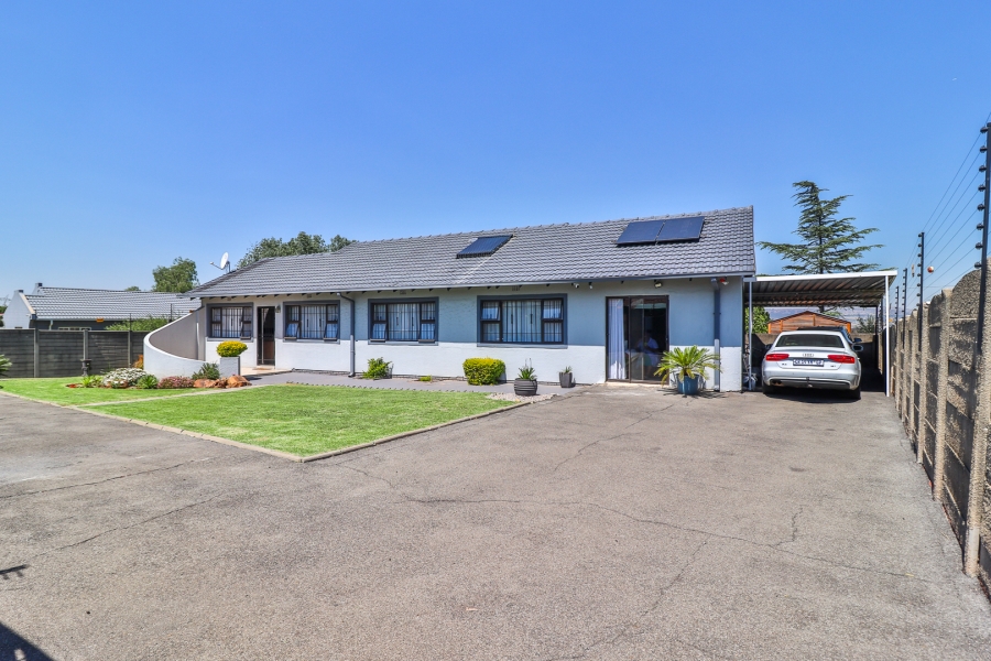 3 Bedroom Property for Sale in Brackendowns Gauteng