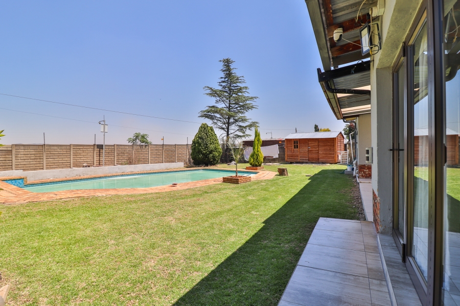 3 Bedroom Property for Sale in Brackendowns Gauteng