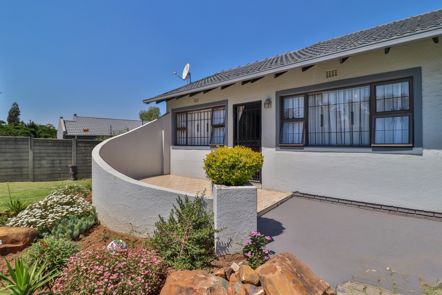 3 Bedroom Property for Sale in Brackendowns Gauteng