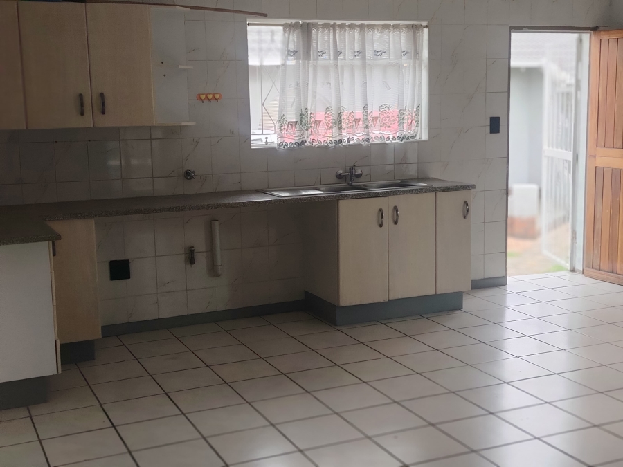 To Let 1 Bedroom Property for Rent in Brackendowns Gauteng