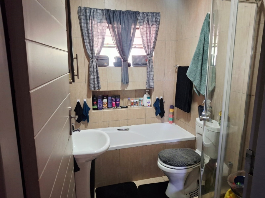 2 Bedroom Property for Sale in Moregloed Gauteng