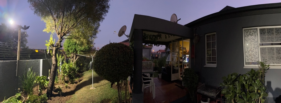 3 Bedroom Property for Sale in Linmeyer Gauteng