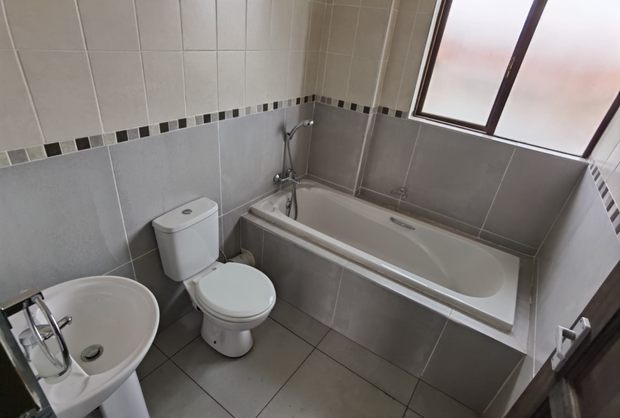 To Let 2 Bedroom Property for Rent in Kenleaf Gauteng