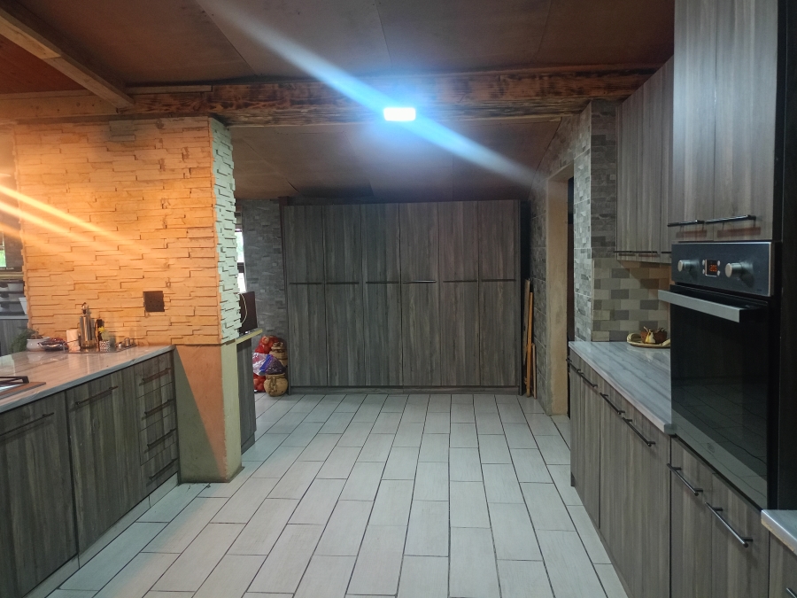 5 Bedroom Property for Sale in Sonland Park Gauteng