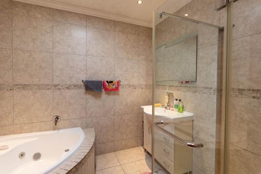 To Let 6 Bedroom Property for Rent in Blue Valley Golf Estate Gauteng