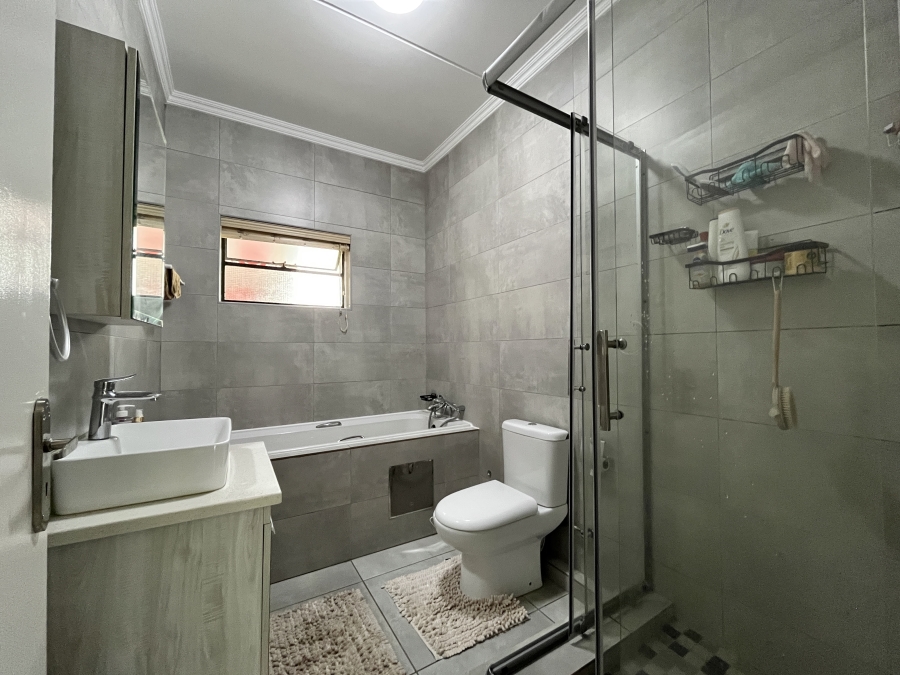 2 Bedroom Property for Sale in Broadacres Gauteng