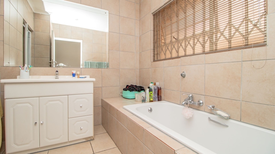 3 Bedroom Property for Sale in Lakefield Gauteng