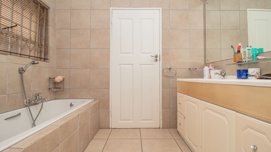 3 Bedroom Property for Sale in Lakefield Gauteng