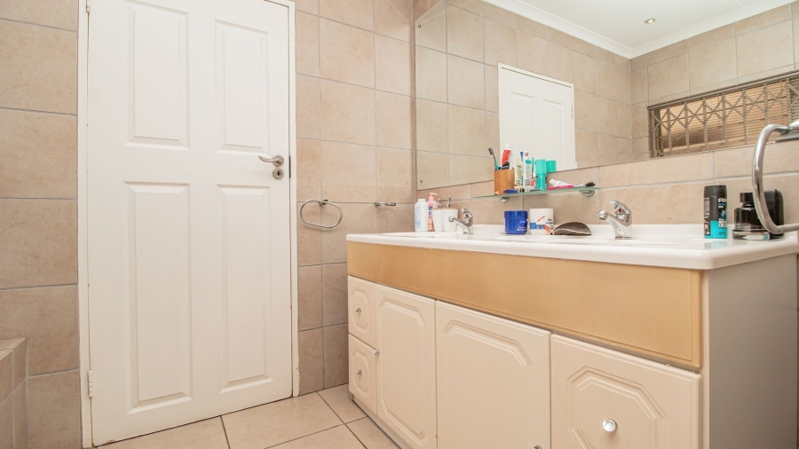 3 Bedroom Property for Sale in Lakefield Gauteng