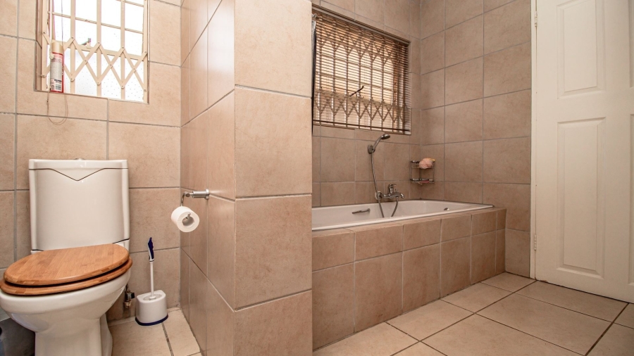 3 Bedroom Property for Sale in Lakefield Gauteng