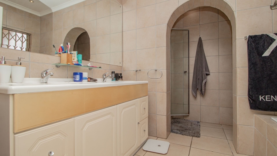 3 Bedroom Property for Sale in Lakefield Gauteng