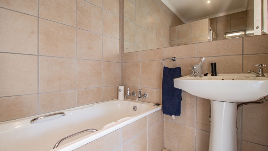 3 Bedroom Property for Sale in Lakefield Gauteng