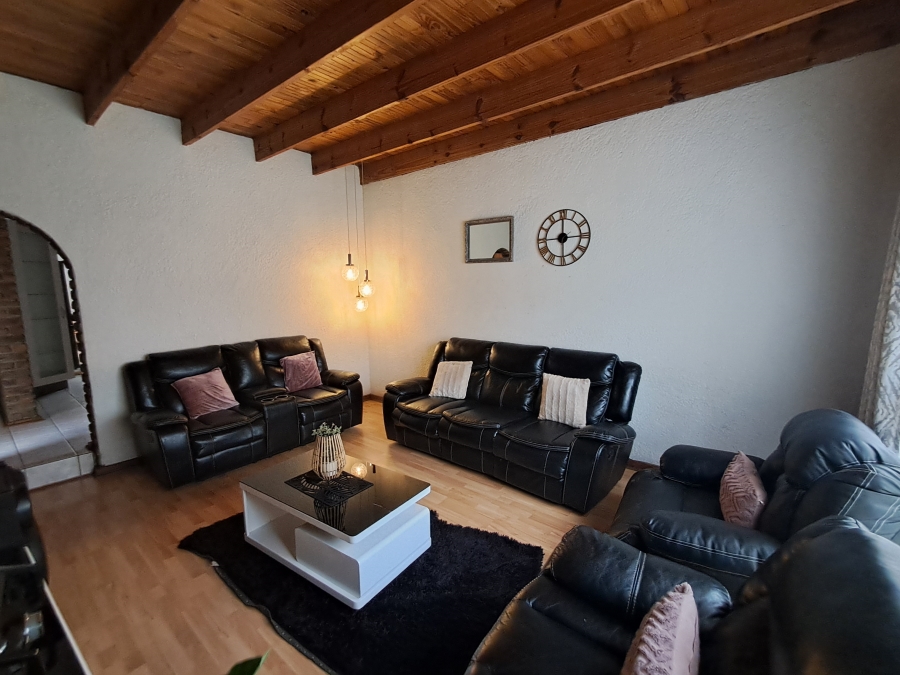 4 Bedroom Property for Sale in Flora Gardens Gauteng