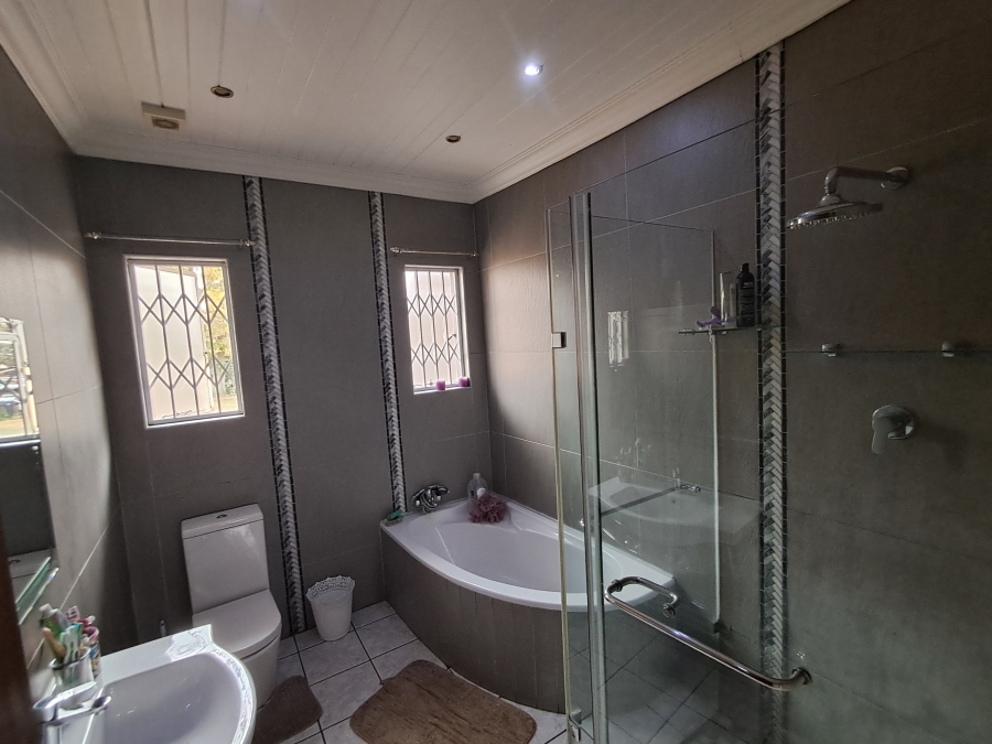 4 Bedroom Property for Sale in Flora Gardens Gauteng