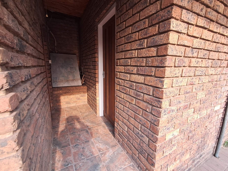 4 Bedroom Property for Sale in Flora Gardens Gauteng