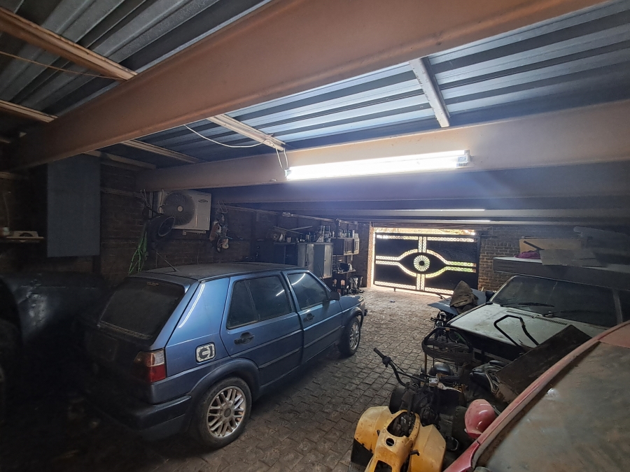 4 Bedroom Property for Sale in Flora Gardens Gauteng