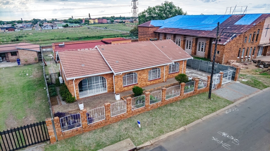 6 Bedroom Property for Sale in Eldorado Park Gauteng