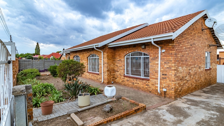 6 Bedroom Property for Sale in Eldorado Park Gauteng