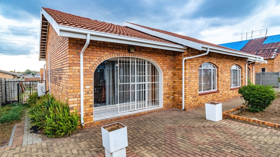 6 Bedroom Property for Sale in Eldorado Park Gauteng