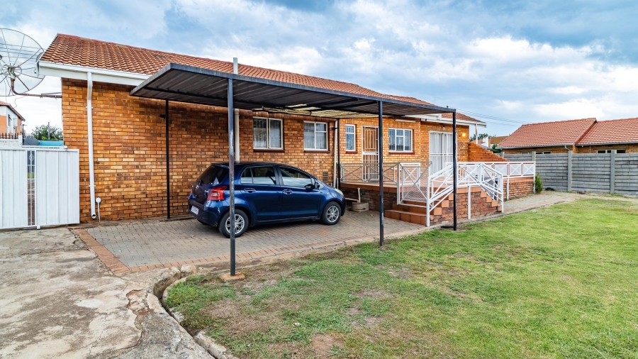 6 Bedroom Property for Sale in Eldorado Park Gauteng