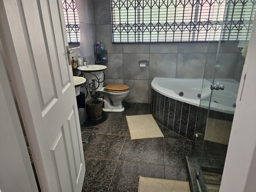 5 Bedroom Property for Sale in Noordheuwel Gauteng