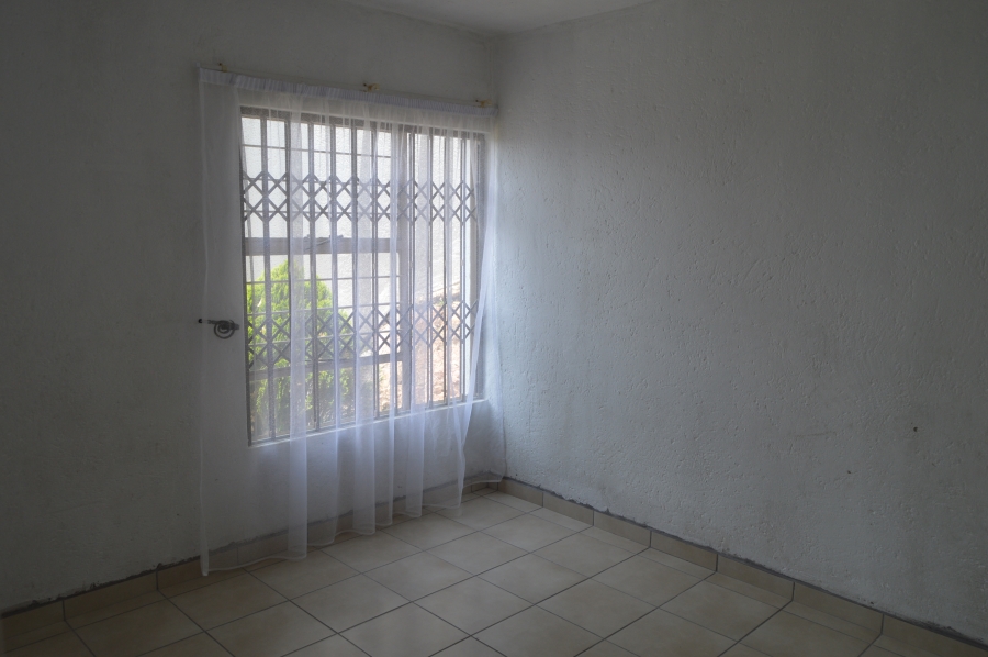 To Let 2 Bedroom Property for Rent in Wilro Park Gauteng