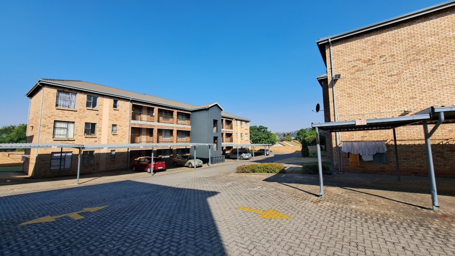 To Let 2 Bedroom Property for Rent in Weltevreden Park Gauteng