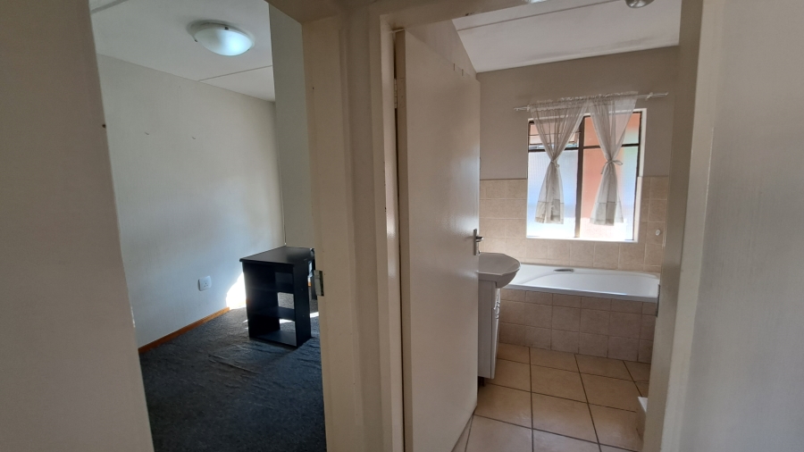 To Let 2 Bedroom Property for Rent in Weltevreden Park Gauteng