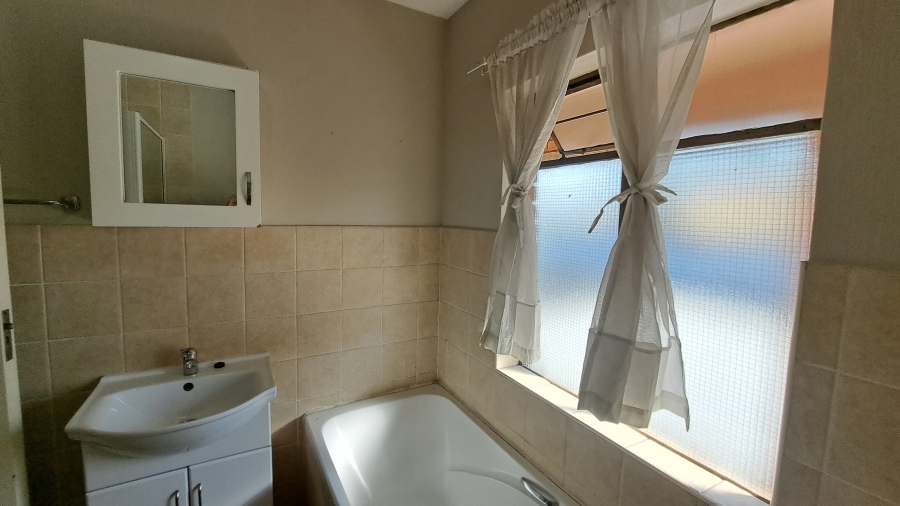 To Let 2 Bedroom Property for Rent in Weltevreden Park Gauteng