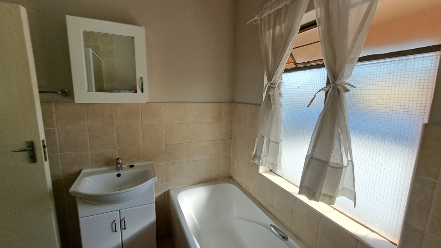 To Let 2 Bedroom Property for Rent in Weltevreden Park Gauteng