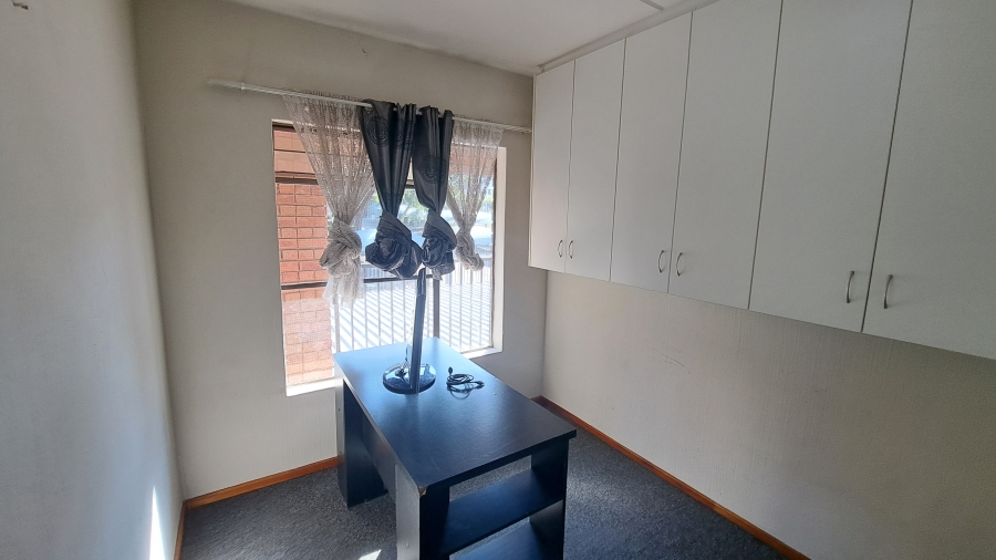 To Let 2 Bedroom Property for Rent in Weltevreden Park Gauteng