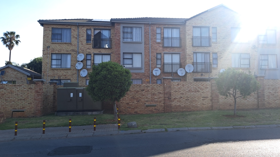 To Let 2 Bedroom Property for Rent in Weltevreden Park Gauteng